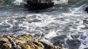 ondas do mar e rochas video