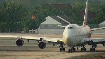 phuket, thailand 28. november 2016 - rossiya boeing 747 ei xlf rollen vor abflug, flughafen phuket, am frühen morgen. Blick von der obersten Etage des Hotels in der Nähe des Flughafens video