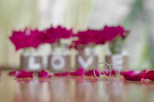 primer plano de los anillos de boda para el día de San Valentín o el fondo de la boda foto