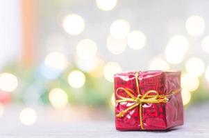 primer plano de la caja de regalo roja para el fondo de la decoración de navidad o año nuevo foto