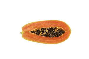 Cerca de una rodaja de papaya sobre fondo blanco. foto