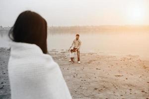 mamá mira a papá con un niño pequeño foto