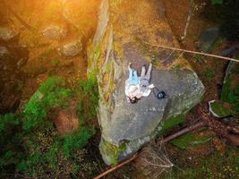 imagen aérea de drones de arriba hacia abajo de un bosque. foto