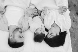 familia feliz relajándose juntos en el colchón foto