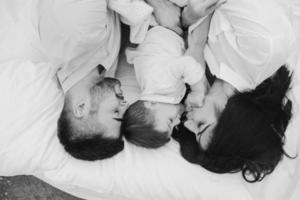 familia feliz relajándose juntos en el colchón foto
