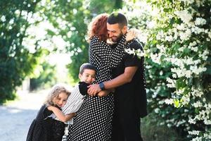 mamá, papá, hijo pequeño e hija se divierten foto