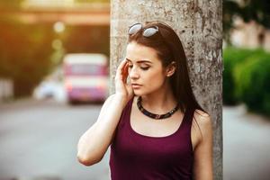 niña bonita sentada en una calle de la ciudad foto