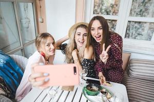 tres chicas en la mesa foto