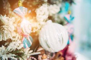 rama de árbol de navidad con juguetes foto