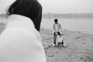 mamá mira a papá con un niño pequeño foto