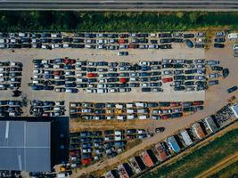 vista aérea del gran basurero de autos foto
