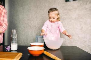 niña en la cocina foto