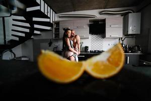 hombre y mujer en la cocina foto