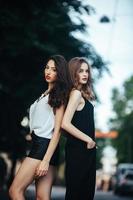 chicas guapas posando en una calle de la ciudad foto