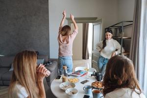 grupo de mujeres en la cocina foto