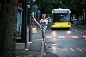 lindas chicas con tableta en una estación de autobuses con una pierna dividida foto