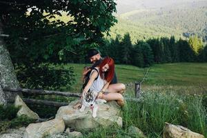 foto de una pareja en la montaña