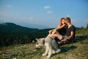 foto de una pareja en la montaña