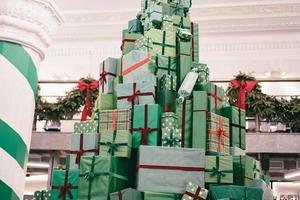 cajas de regalo de navidad dispuestas en forma de árbol de navidad foto