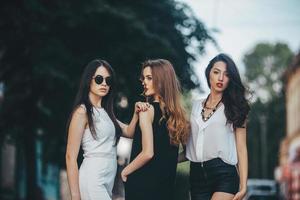 chicas guapas posando en una calle de la ciudad foto