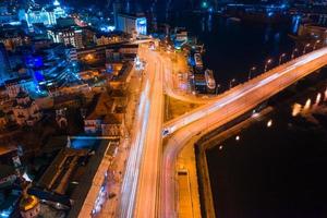 carretera por la noche en la ciudad moderna. vista aerea del paisaje urbano foto