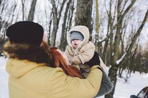 papá mamá y bebé en el parque foto