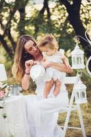 madre e hija en la naturaleza foto