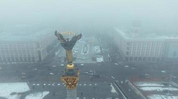 estatua de berehynia en la parte superior del monumento a la independencia en kiev, ucrania foto