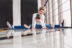 familia encantadora pasa tiempo en el gimnasio foto