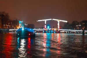 iluminación nocturna de edificios y barcos en el canal. foto