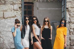 cinco hermosas chicas jóvenes en la ciudad foto