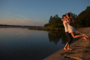 pareja al amanecer en la playa foto