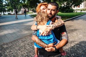 pareja joven con niña en las manos foto