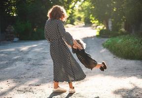 mamá y su pequeña hija se divierten y juegan foto