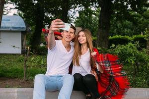 hermosa joven pareja hace selfie foto
