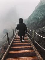 hombre en la barandilla de las escaleras. foto