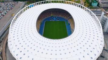 kiev, ucrania - 30 de julio de 2019 vista aérea del estadio olímpico y la ciudad de kiev. foto