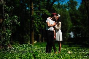 hermosa pareja en la ciudad foto