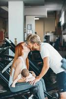 familia joven con niño pequeño en el gimnasio foto