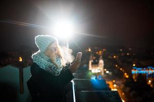 mujer sobre un fondo del paisaje urbano por la noche foto