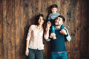 familia joven divirtiéndose en casa foto