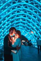 pareja amorosa en el puente de la paz foto