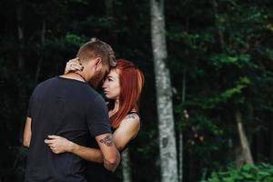 hermosa pareja en el fondo del bosque foto