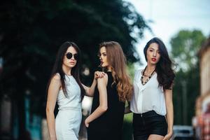 chicas guapas posando en una calle de la ciudad foto