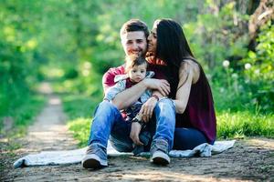 familia joven con un niño en la naturaleza foto