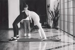 dos chicas de diferentes edades haciendo yoga foto