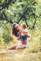 mamá y niña divirtiéndose foto