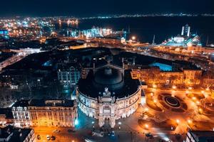 vista nocturna del teatro de la ópera en odessa foto