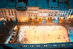 pista de patinaje sobre hielo en la plaza foto