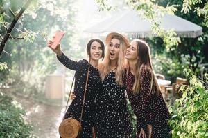 tres chicas en un parque de verano foto